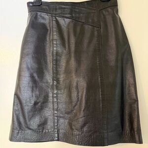 Vintage genuine leather pencil skirt in excellent condition! 🔥